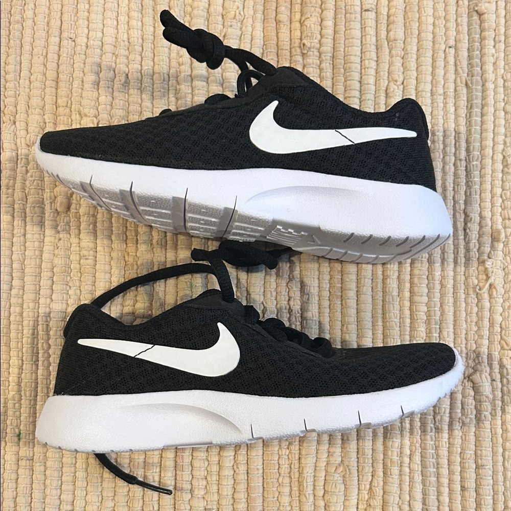 NEW Nike Tanjun Little Kids 11C Black and White